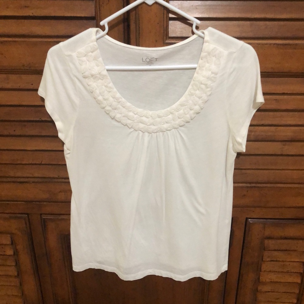 ANN TAYLOR LOFT White Tee Shirt with Little Rossettes on Scoop Neck - Size LP ⏺️
